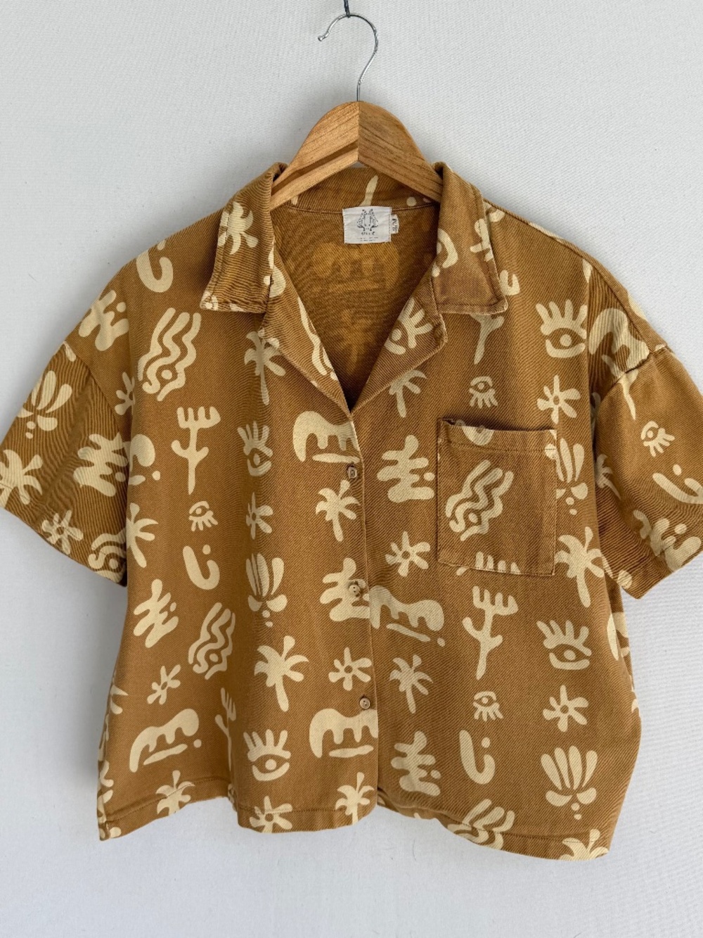 BY BILLIE Women’s S/M Hieroglyph Print Brown & Cream Button Front Cropped Shirt